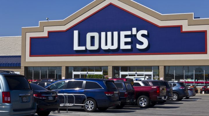Indianapolis - April 2016: Lowe's Home Improvement Warehouse III